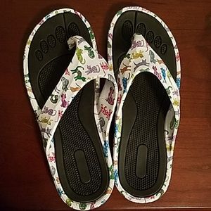 Cat motif flip flops